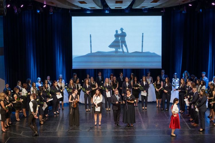 Kreatív szalagtűző ünnepség 2025